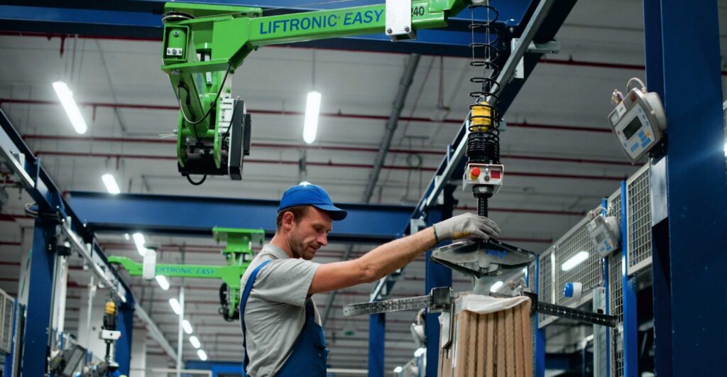 Liftronic® Easy met pantograaftooling in actie voor het manipuleren van tegelpakketten