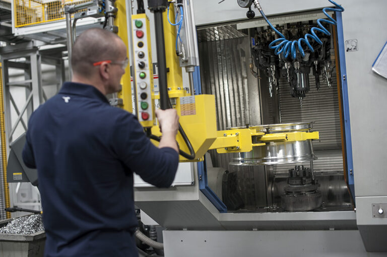 Deze efficiënte INDEVA PN Ergo vereenvoudigt het manipuleren van zware werkstukken, zoals velgen in CNC-machines. Ontworpen voor zware industriële toepassingen, zorgen ze voor veilig, nauwkeurig en moeiteloos hanteren van onderdelen. Verhoog efficiëntie en reduceer belasting voor medewerkers.